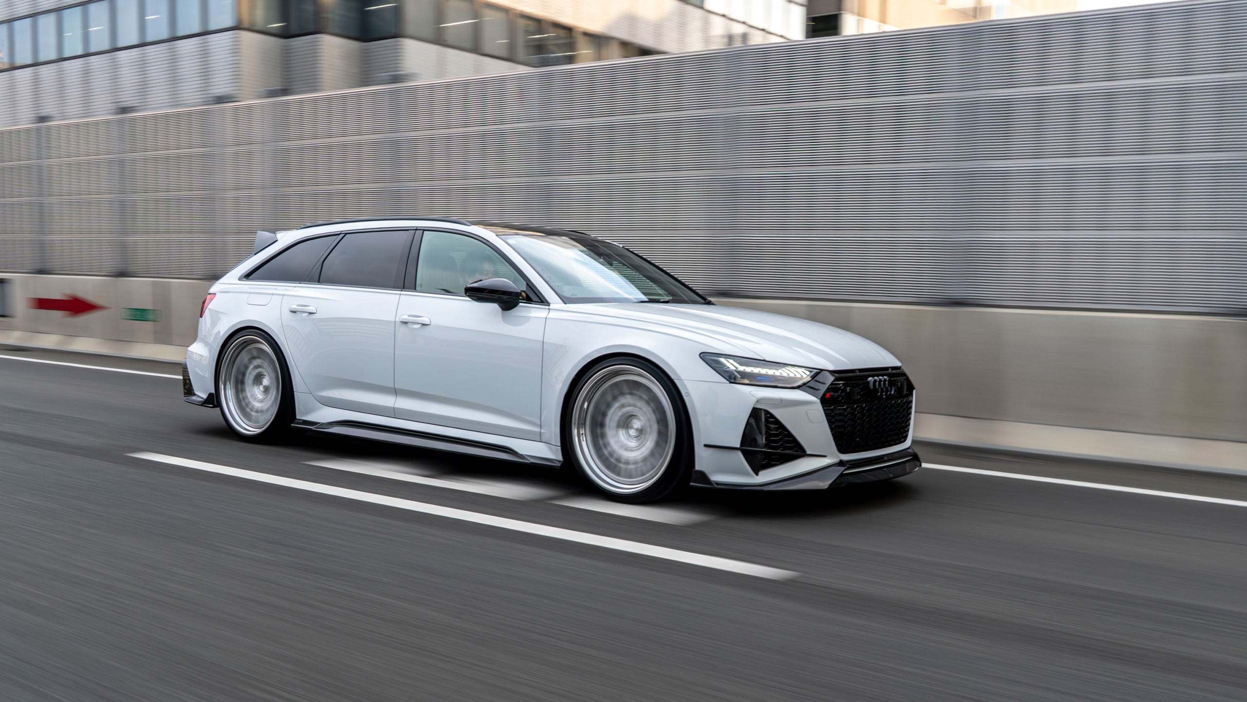 在日本行驶的白色 Audi RS6 C8 Avant，配备 RevoZport Street Program 组件