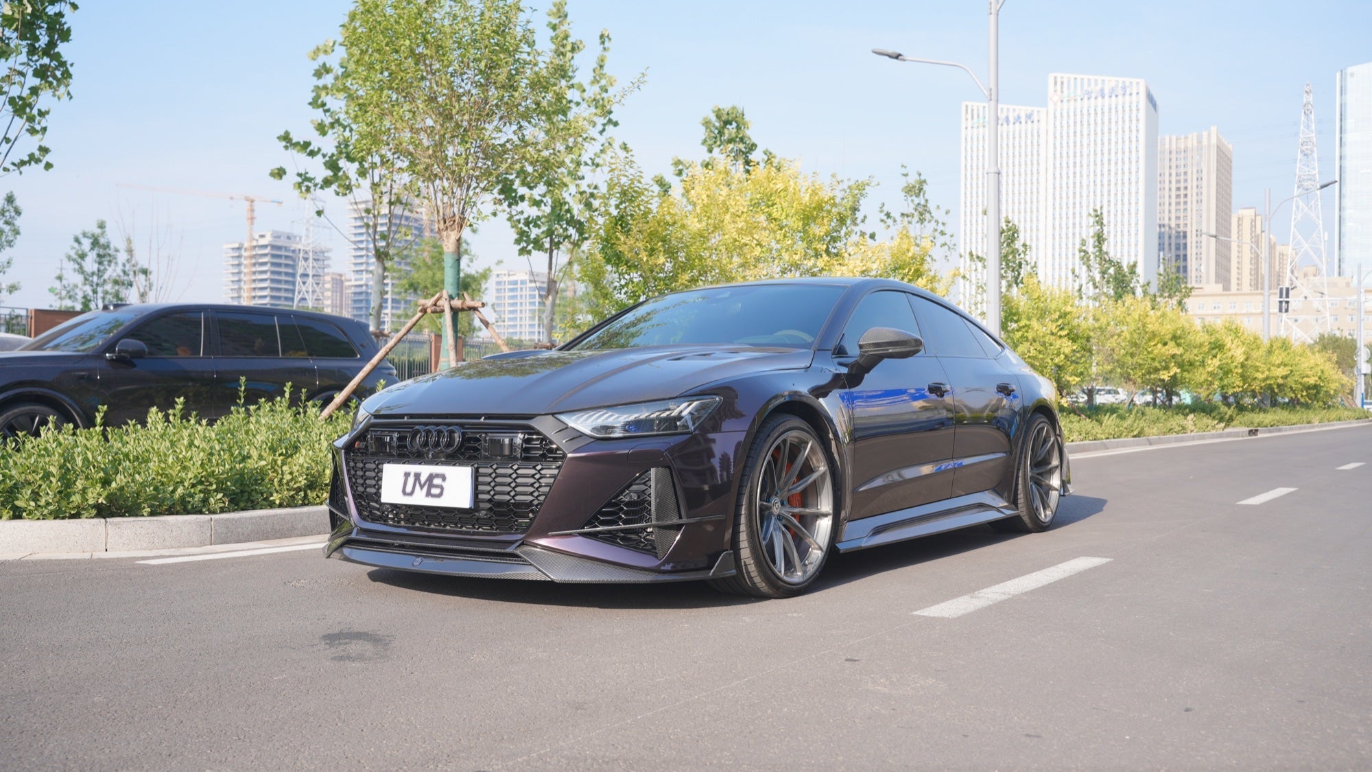 配备完整 RevoZport 碳纤维 Street Program 的 Audi RS7 C8 Sportback
