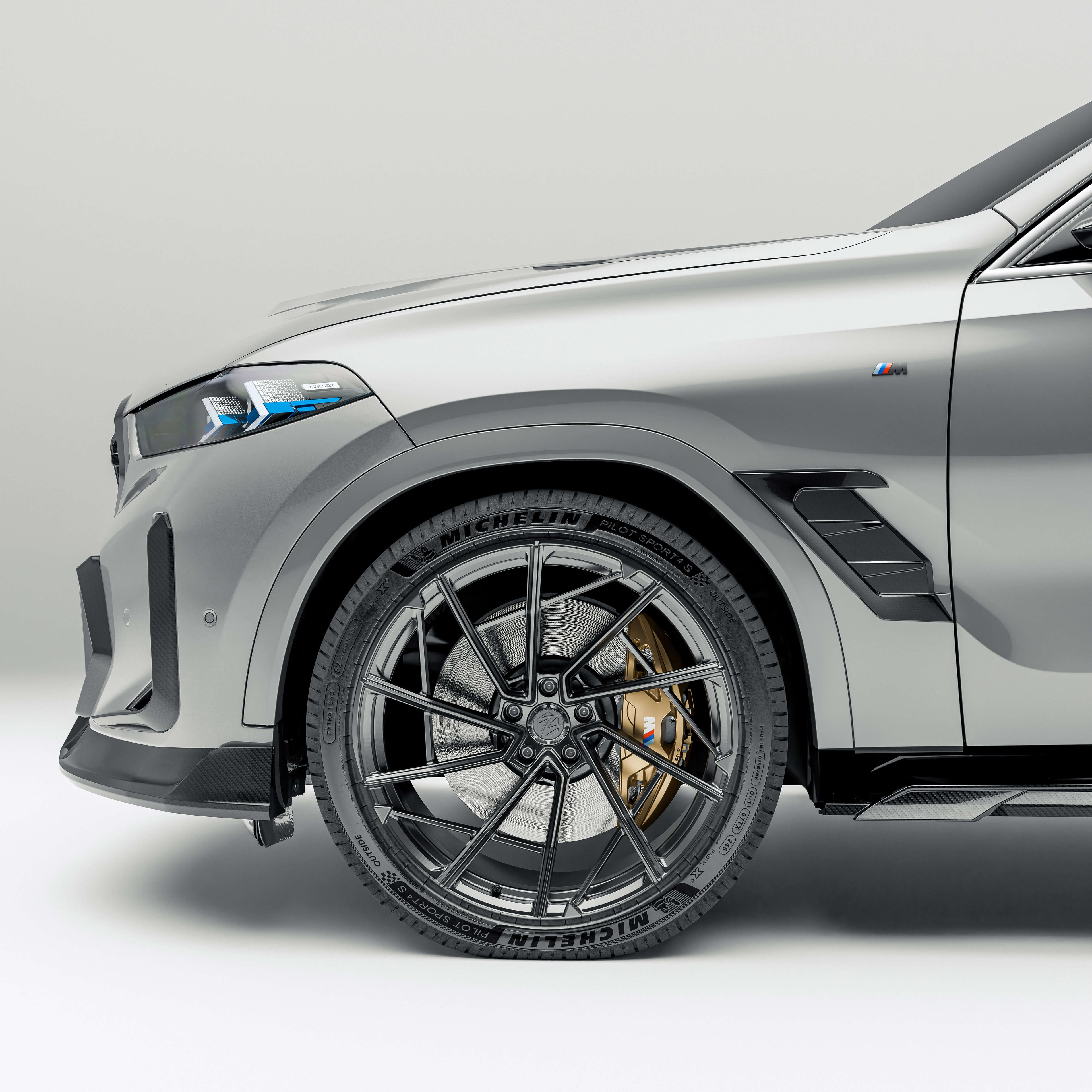 bmw-x6-g06:-close-up-of-the-carbon-fiber-side-fender-vents